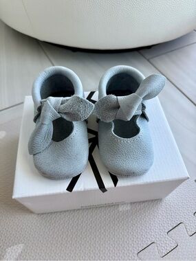Freshly picked Greatest Snow on Earth Knotted
Bow Baby Shoe
Soft Sole / 4